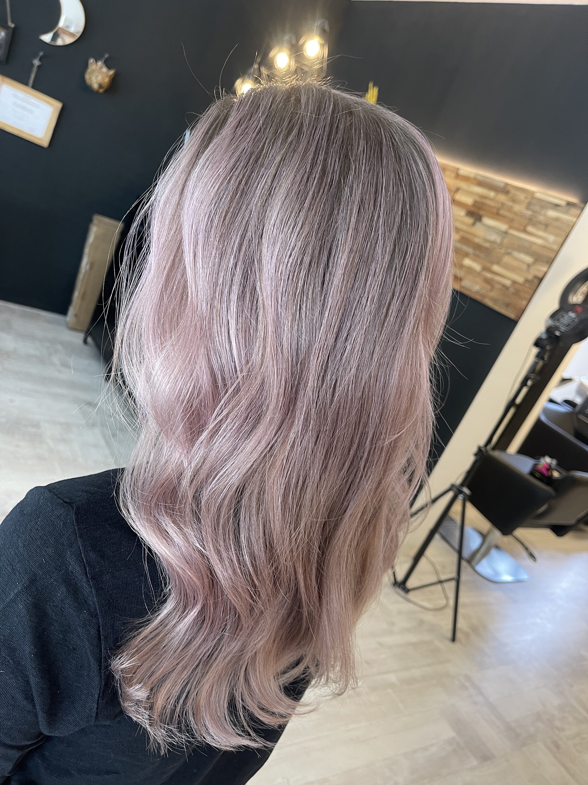 Lang, golvend roze-lila haar, van achteren