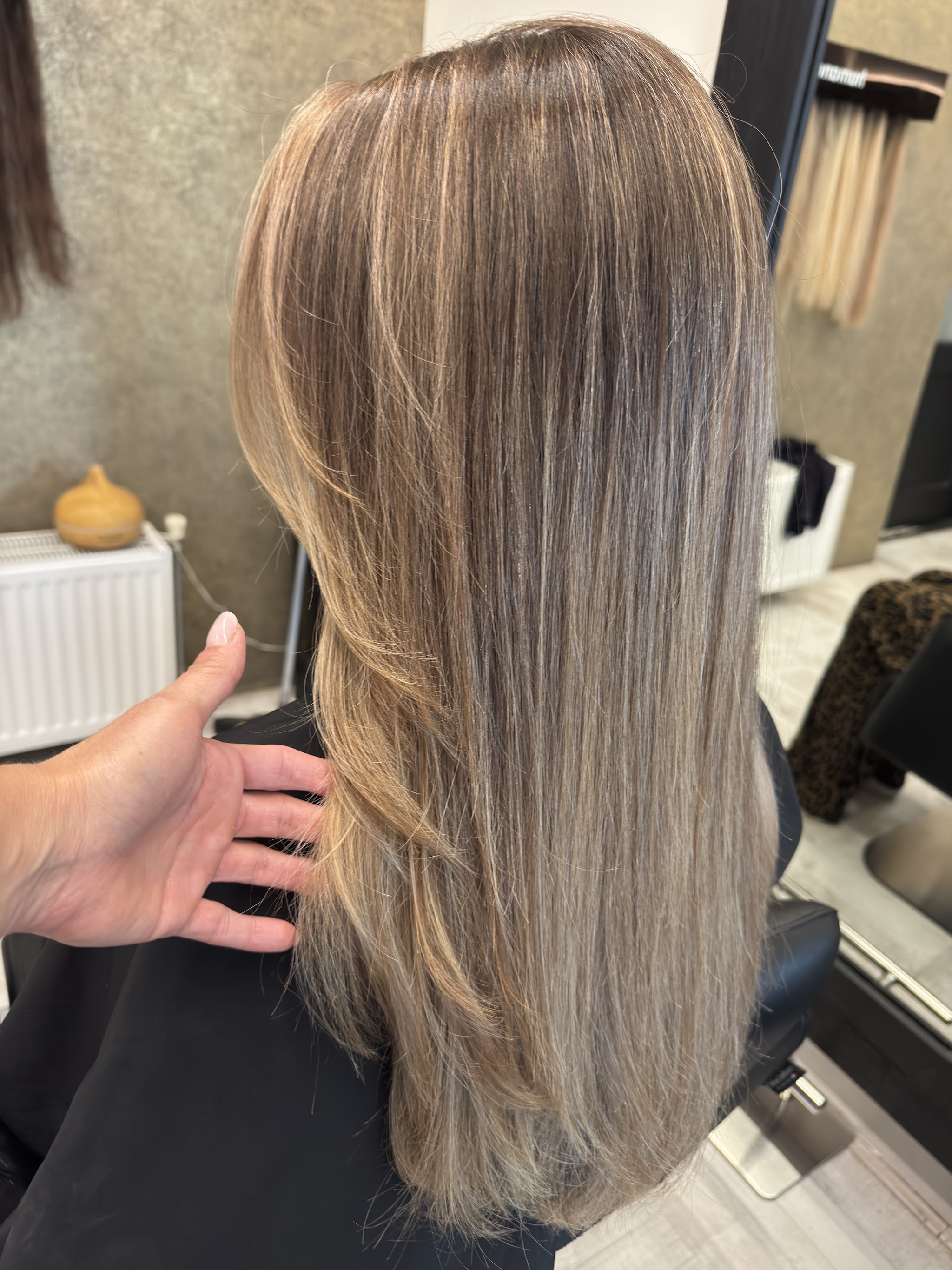 Lang, gelaagd bruin haar met karamel tinten