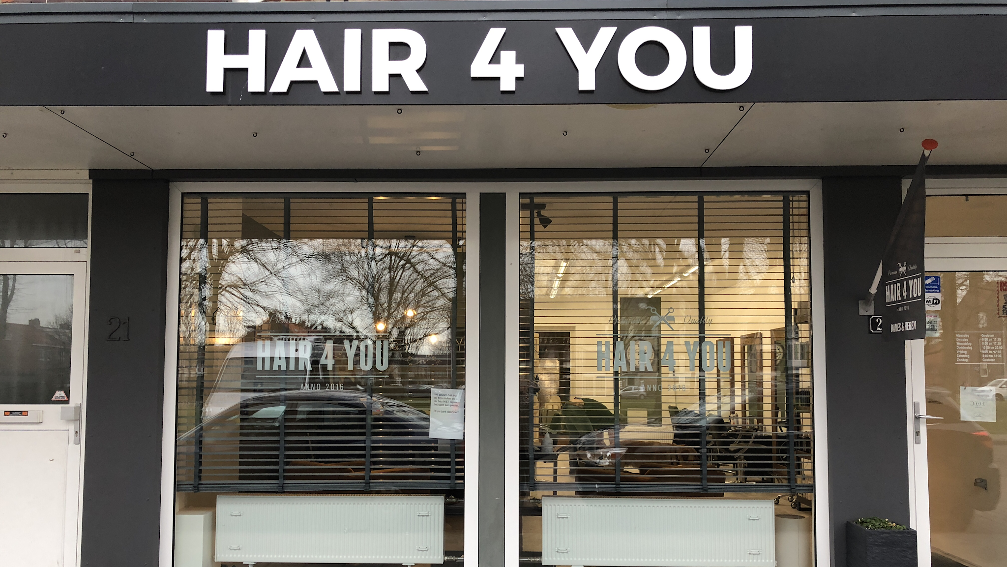 De winkel aan de Cepheusstraat 21 met de letters HAIR 4 YOU boven de etalage